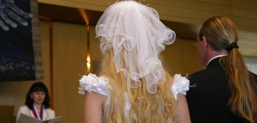 Na svatební šaty je populární používat lehčí materiály a závoj (ilustrační foto).